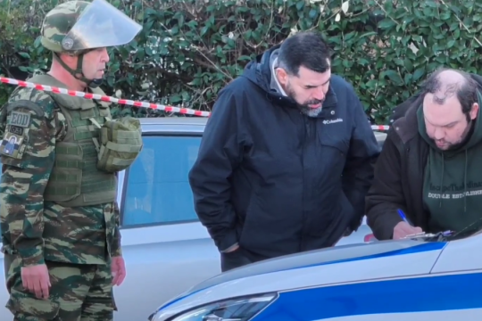 Απομακρύνθηκε η οβίδα στην Πεύκη: Παιδιά την μετέφεραν... στα χέρια για να τα πιστέψουν [βίντεο]